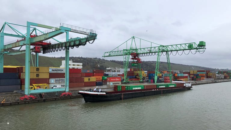 Container-Terminal im Hafen Stuttgart. Immer mehr Waren werden mit Containern transportiert.  (Foto: SWR, Alexander Schweitzer)