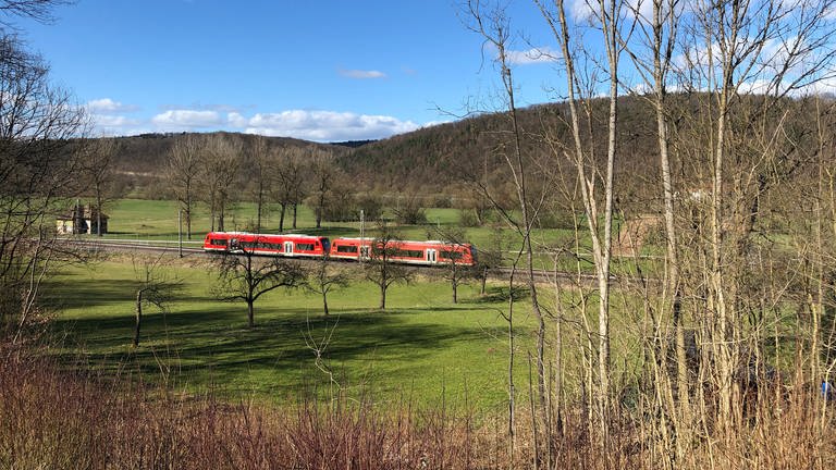 Regionalbahn Tübingen – Reutlingen. Hier soll bis 2022 die Regionalstadtbahn Neckar-Alb mit neuen 2-System-Triebfahrzeugen fahren. (Foto: SWR, Alexander Schweitzer)