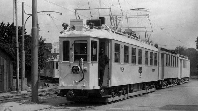 1927 nehmen die Wiener Lokalbahnen neue elektrische Triebwagen in Betrieb.