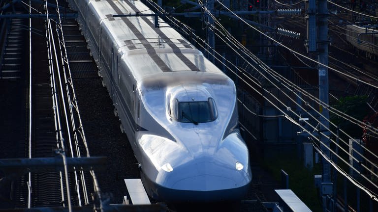 Die Trassen für die Shinkansen Hochgeschwindigkeitsstrecken ziehen sich durch die Häuserschluchten der Millionen Metropole HakataFukuoka. (Foto: SWR, Harald Kirchner)