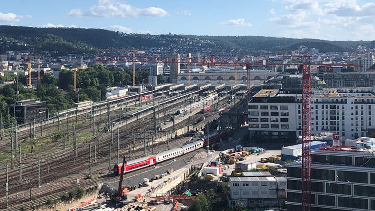 2025 soll hier oben kein Zug mehr fahren, dann fahren die Züge in die unterirdische Bahnstation S 21 ein. (Foto: SWR, Alexander Schweitzer)