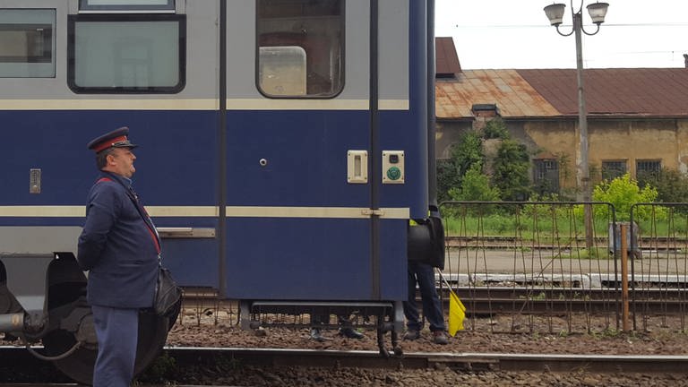 Im Bahnhof Simeria werden die Lokomotiven gewechselt, da in Rumänien unterschiedliche Bahnbetreiber auf den einzelnen Bahnabschnitte verantwortlich sind und die Züge mit ihren eigenen Fahrzeugen befördern.  (Foto: SWR, Grit Merten)