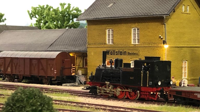 Vor dem Bahnhof in Wöllstein hält die preußische T 3 als H0-Modell.  (Foto: SWR, Kirsten Ruppel)