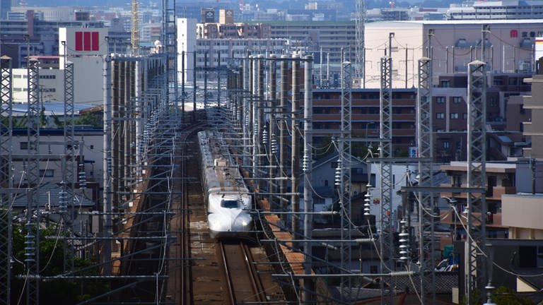 Die Trassen für die Shinkansen Hochgeschwindigkeitsstrecken ziehen sich die Häuserschluchten der Millionen Metropole HakataFukuoka. (Foto: SWR, Harald Kirchner)