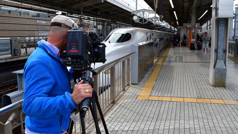 Unser Kameramann vor einem Shinkansen Hochgeschwindigkeitszug  (Foto: SWR)