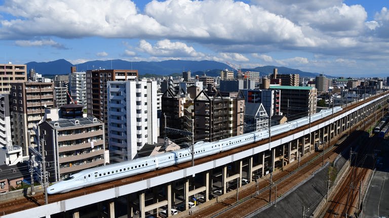 Ein Shinkansen der JR Kyushu in HakataFukuoka - wieder eine Baureihe N700 allerdings in der hellblauen Lackierung der JR Kyushu. (Foto: SWR, Harald Kirchner)