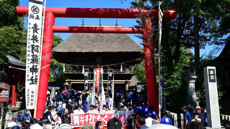 Der Eingang des Aoi Aso Schreins in Hitoyoshi während des Okunchi Festivals. (Foto: SWR)