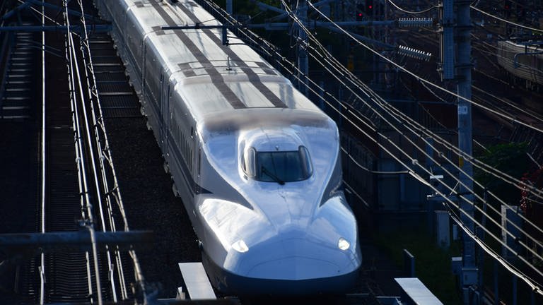 Ein Shinkansen Hochgeschwindigkeitszug der Baureihe N700 - mittlerweile der Standard Shinkansen. 