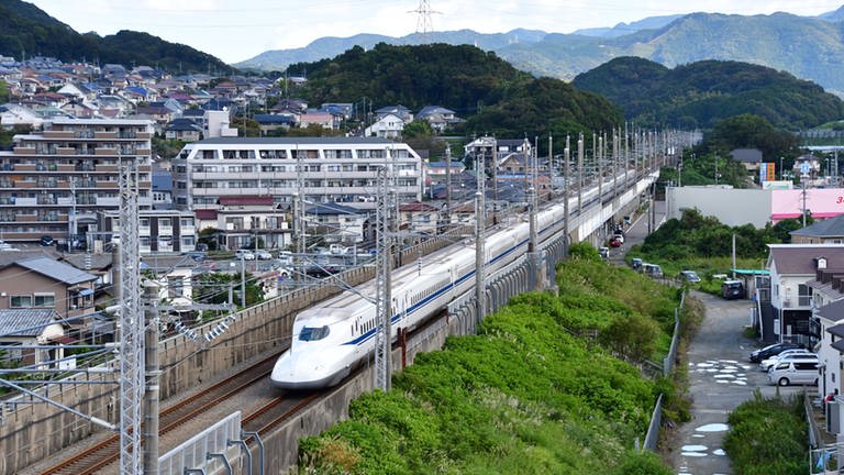 Ein Shinkansen Hochgeschwindigkeitszug der Baureihe N700 kurz vor seinem Endbahnhof Hakata Station.