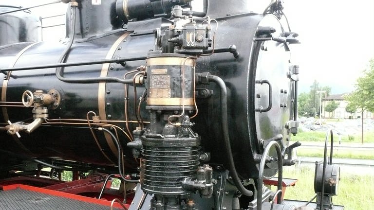 Ein- bis zweimal im Jahr muss das Innerste der Dampflokomotive gereinigt werden. Vorbereitungen für das Ausblasen der Lunge der Dampflok, der Bronchien. (Foto: SWR, Wolfgang Drichelt)