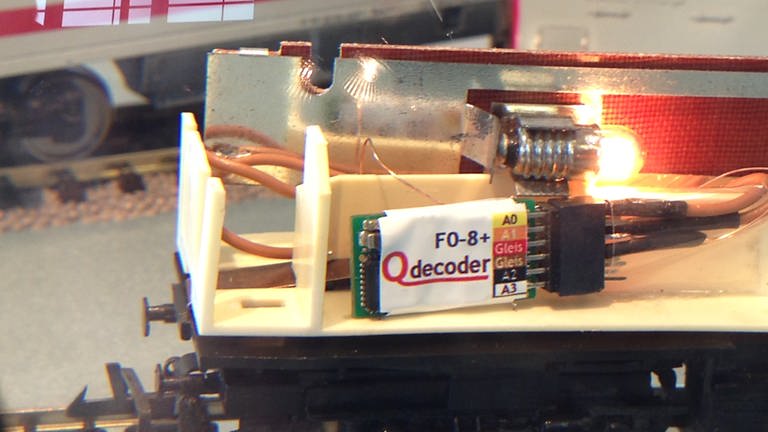 Qdecoder: Funktions-Decoder für Modellbahnwagen, Modehäuser, schafft unterschiedliche Lichteffekte. (Foto: SWR, SWR - Hagen von Ortloff)