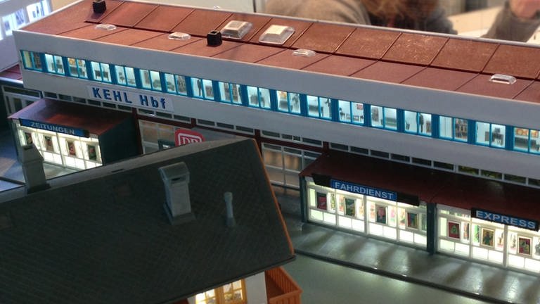 Kibri: Bahnhof Kehl H0 mit Etagenbeleuchtung (Foto: SWR, SWR - Hagen von Ortloff)