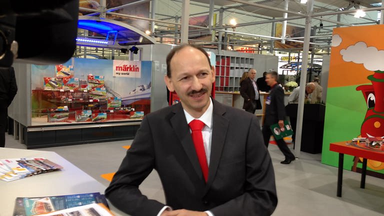 Märklin: Geschäftsführer Wolfrad Bächle beim Interview für Märklin TV, Reporter Klaus Eckert (nicht im Bild). (Foto: SWR, SWR - Hagen von Ortloff)