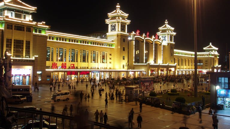 Hauptbahnhof von Peking bei Nacht (Foto: SWR, TU)