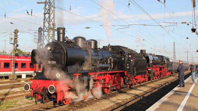 Der Sonderzug steht mit den 2 Dampfloks 38 1301 und 41 018 in Nürnberg zur Abfahrt bereit.