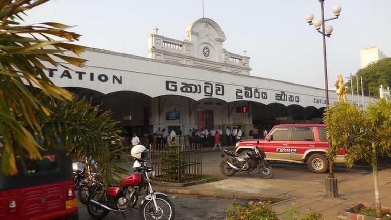 Hauptbahnhof Colombo Fort im Herzen der Stadt (Foto: SWR, SWR - Alexander Schweitzer)