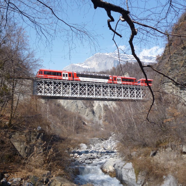 Mont-Blanc Express über dem  Fluss Arve (Foto: SWR, Alexander Schweitzer)