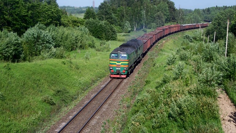 Güterzug mit Lokomotive 2M62 bei Rezekne Lettland (Foto: SWR)