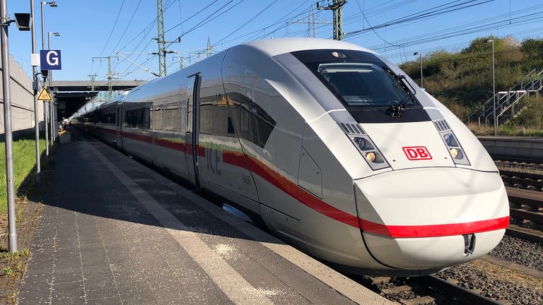 ICE 4 XXL während der Übergabefahrt bei einem kurzen Halt in Limburg-Süd. Noch gehört der Zug Siemens. Nach erfolgreicher Testfahrt nach Berlin geht der 13telige Zug ins Eigentum der DB AG über. (Foto: SWR, Alexander Schweitzer)