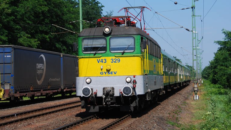 Auf der Hauptbahn von Sopron nach Györ und Budapest ist viel Betrieb. Hier eine V43 329. (Foto: SWR, Harald Kirchner)
