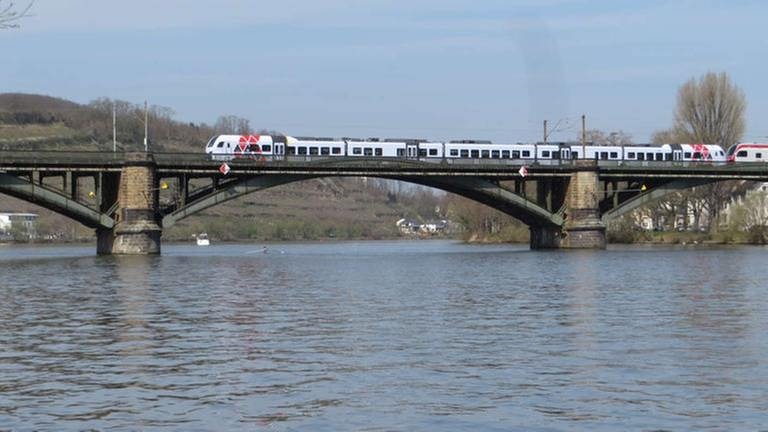 Der Zug von Koblenz über Trier nach Luxembourg bei der Fahrt über die Gülser Brücke Mosel (Foto: SWR, SWR - Bernhard Foos)
