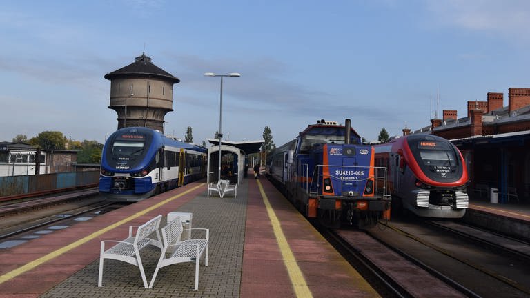Drei Eisenbahnen auf der Strecke der Ostbahn auf dem Bahnhof von Küstrin (Foto: SWR, Michael Mattig-Gerlach)