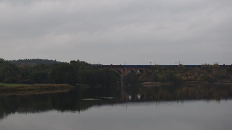 Güterzug auf einem Bahnviadukt im Nordosten Polens