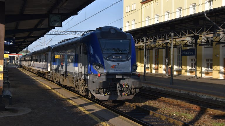 Ein Intercity-Zug der polnischen Eisenbahngesellschaft im Bahnhof von Pila