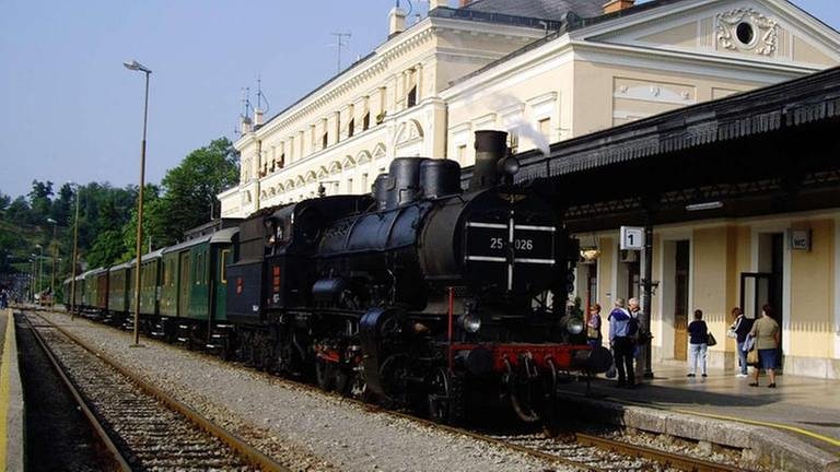 Mit einem slowenischen Dampfzug, besetzt hauptsächlich mit Italienern, wollen wir nun einen weiteren Teil der Transalpina, die Wocheiner Bahn, erkunden.