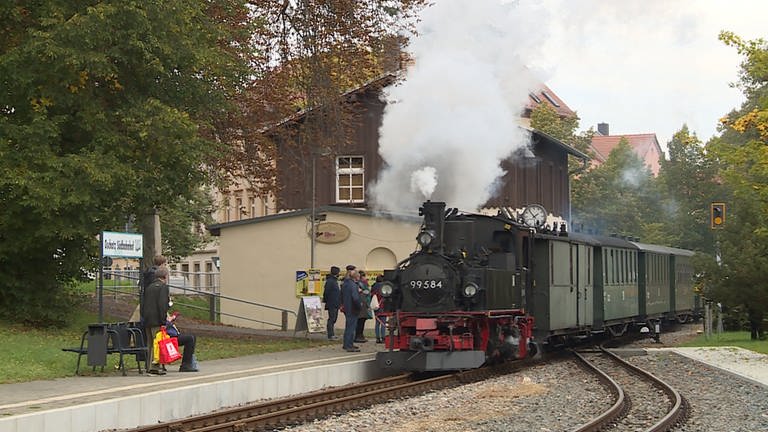 Die IVK 99 584 vom Förderverein Wilder Robert erreicht den Bahnhof Oschatz Süd, heute als Südbahnhof Oschatz bezeichnet. 