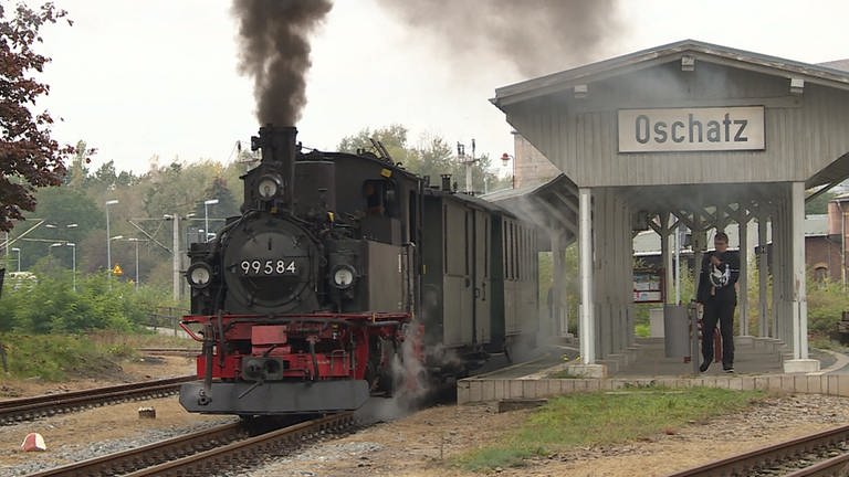 Die Döllnitzbahn beginnt am Bahnhof Oschatz und endet heute im knapp 19 km entfernten Glossen.