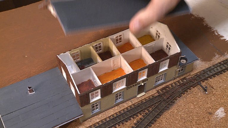 Beim Modell des Bahnhofsgebäudes kann das Dach abgenommen werden.