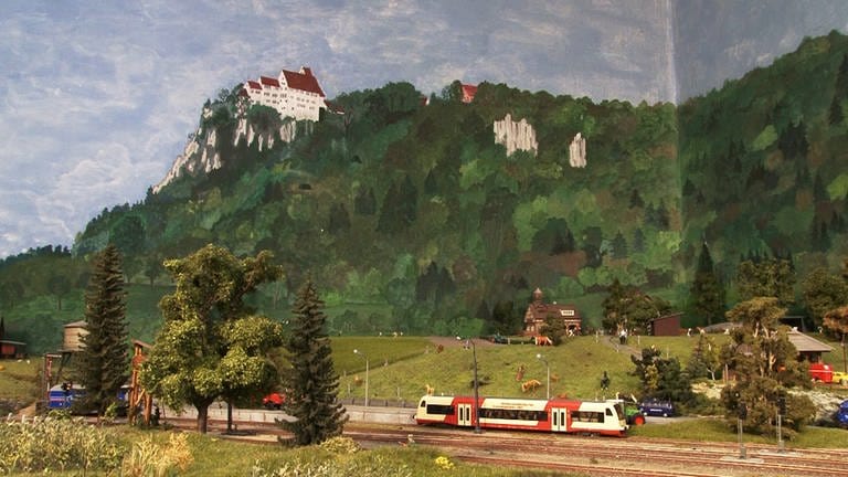 Zurück im Obergeschoss bei der Donautal-Anlage. Der Hintergrund wurde nach Originalfotos aus dem Donautal bei Hausen im Tal gestaltet. (Foto: SWR, Anna Neumann)