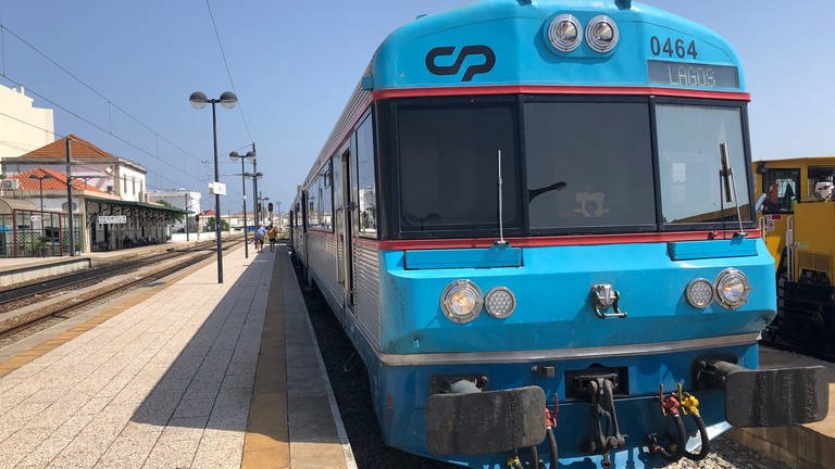 Der Regionalzug im Bahnhof von Faro, der Provinzhauptstadt der Algarve. Hier kann man umsteigen in einen Intercity Richtung Lissabon.  (Foto: SWR, Kirsten Ruppel)