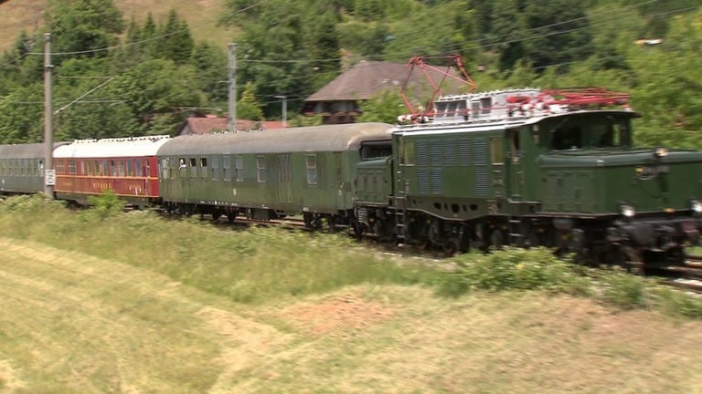 Der Speisewagen wird von einer alten E-Lok, Baureihe 194, durch den Schwarzwald gezogen. (Foto: SWR)