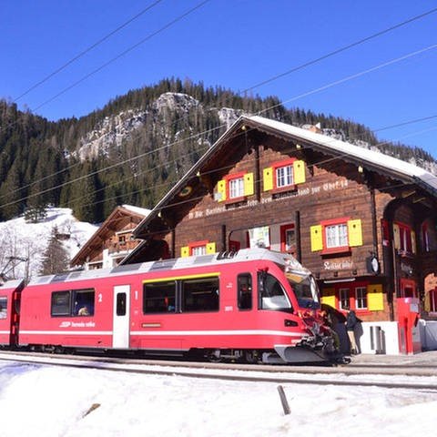 Zug der Chur-Arosa-Bahn in Litzirüti (Foto: SWR, SWR - Harald Kirchner)
