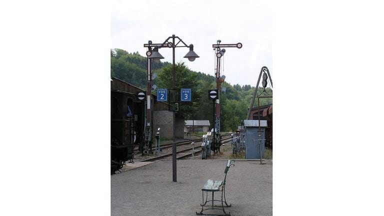 Flügelsignale und Bahnsteiglampen in Fond-de-Gras (Foto: SWR, SWR - Wolfgang Drichelt)
