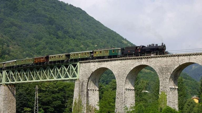 Das Wahrzeichen der Strecke überspannt den Fluss Soca, auf italienisch „Isonzo“. (Foto: SWR, SWR -)