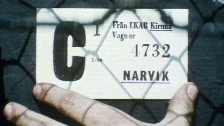 Adresszettel auf dem langen Erzzug auf der schwedischen Strecke von Kiruna nach Narvik. (Foto: SWR, Susanne Mayer-Hagmann)