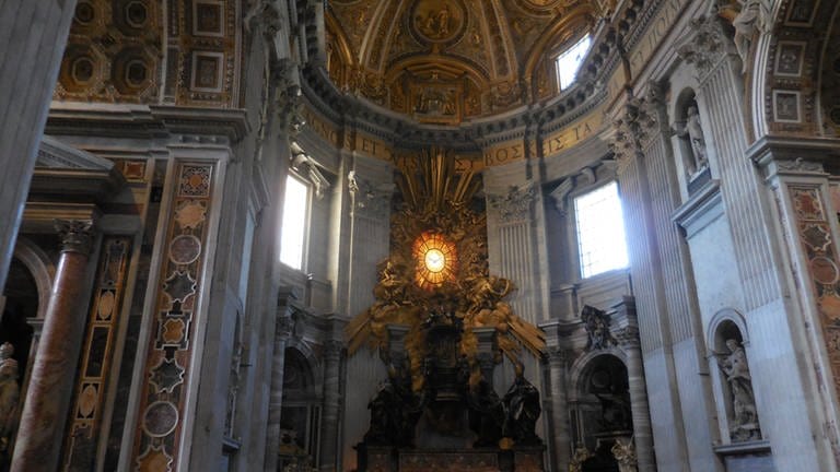 Papstaltar von Lorenzo Bernini (Foto: SWR, Alexander Schweitzer)