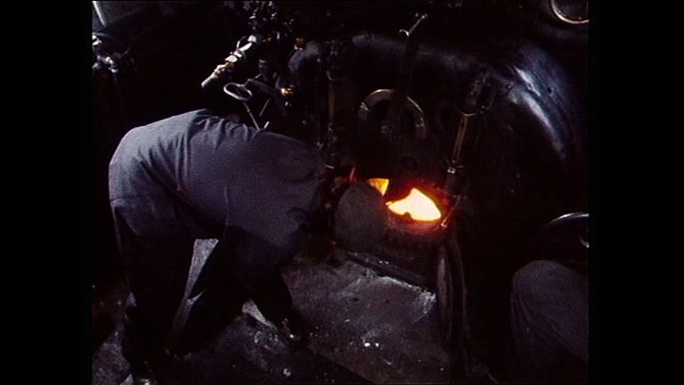 Kohleschippen auf der Lok 5469. (Film von 1974)920 (Foto: SWR)