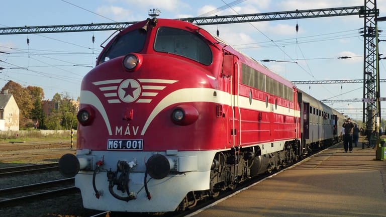 In Subotica bekommen wir die Zuglok M61.001 (Foto: SWR, Wolfgang Drichelt)