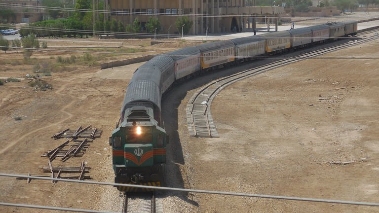 Unser Zug verlässt Khoramshahr Richtung Norden. Unweit des Persischen Golfes machen wir uns auf der Transiranischen Eisenbahn auf den rund 1.400 Kilometer langen Weg ans Kaspischen Meer. (Foto: SWR, Alexander Schweitzer)