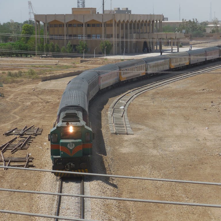 Unser Zug verlässt Khoramshahr Richtung Norden. Unweit des Persischen Golfes machen wir uns auf der Transiranischen Eisenbahn auf den rund 1.400 Kilometer langen Weg ans Kaspischen Meer. (Foto: SWR, Alexander Schweitzer)