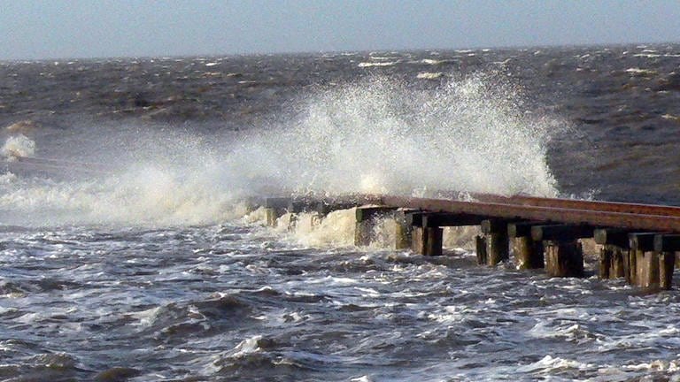Überflutete Lorendamm: An manchen Tagen, wenn die Nordsee rauh ist, kann niemand vom Festland auf die beiden Halligen fahren. (Foto: SWR, Bernhard Foos)