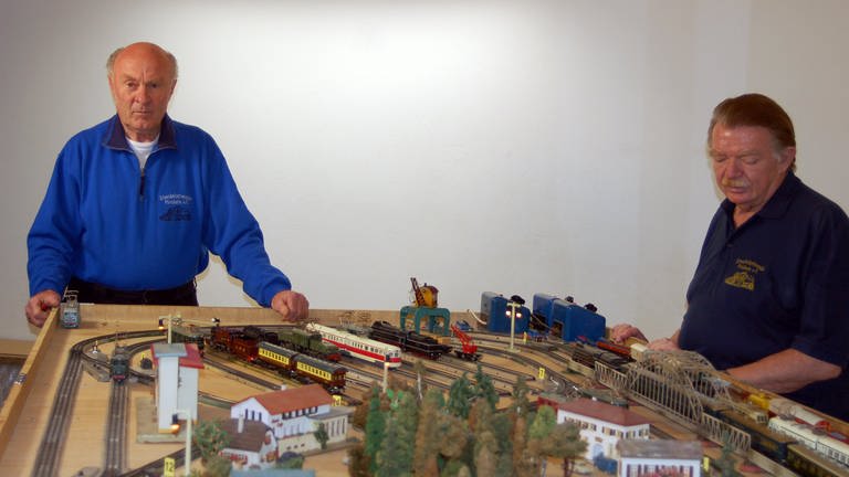 Für die Eisenbahnfreunde gibt es stets „Modellbahnarbeit“, die sie mit Leidenschaft ertüfteln. (Foto: SWR, Bettina Bansbach)
