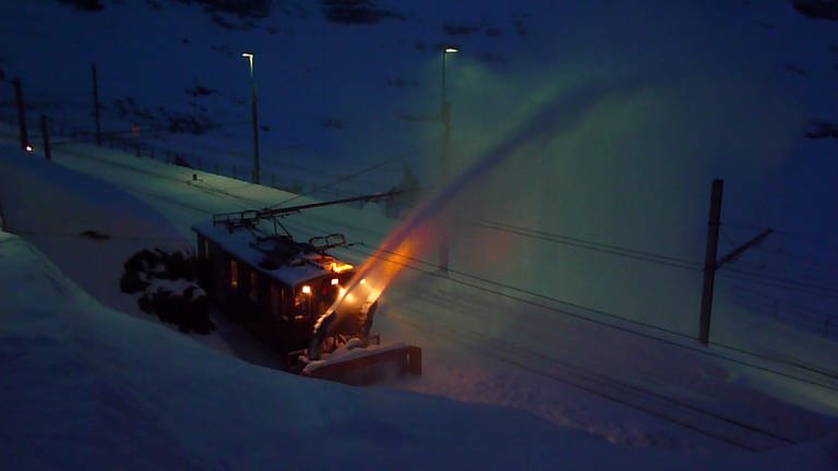 Streckenräumung morgens früh um sechs - mit der "alten Hex" , der alten Schneeschleuder (Foto: SWR, Alexander Schweitzer)