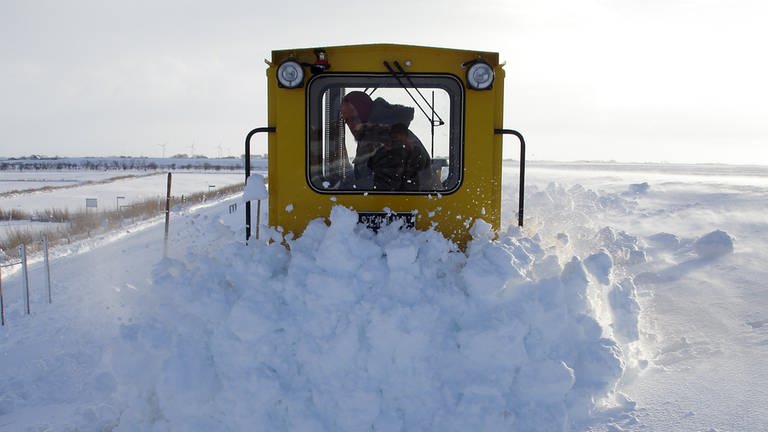 Winterdienst: Bei so viel Schnee kommen die Männer vom Küstenschutz mit ihrer Schneepfluglok nur mit Mühe durch. (Foto: SWR, Bernhard Foos)