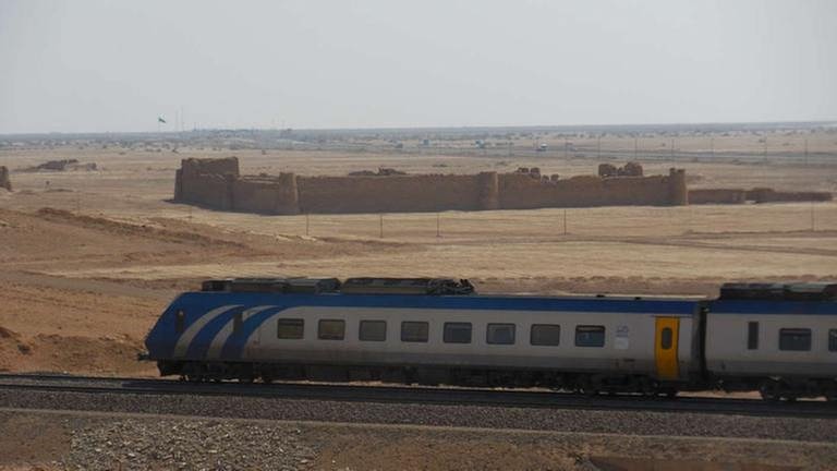 Schnellzug fährt mit Tempo 160 an der Karawanserei Mohammad Abad Kaj vorbei, Außentemperatur 50 Grad. (Foto: SWR, SWR - Alexander Schweitzer)