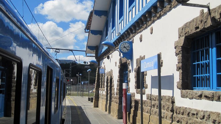 Sinfonie in Blau – der Euskotren-Regionalzug in der Station Zumaia